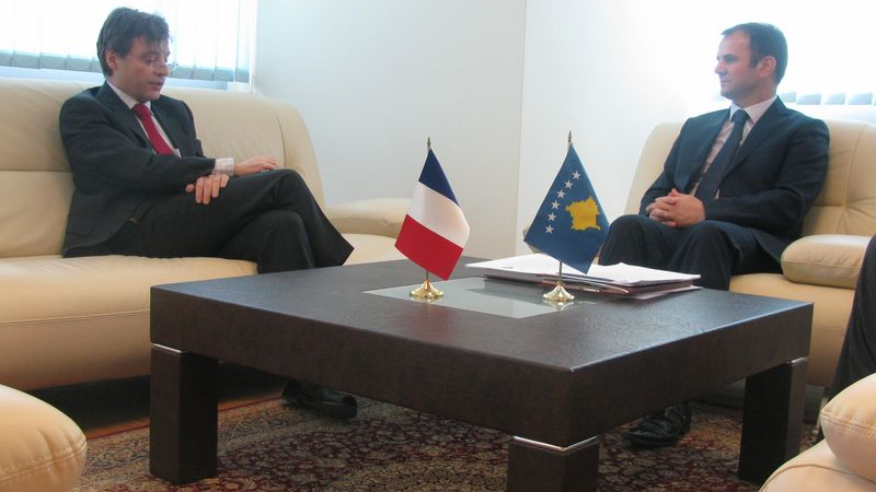 Deputy Prime Minister and Minister of Justice, Prof.. Dr. Hajredin Kuçi, met with Jean-François Fitou, the French ambassador in Kosova