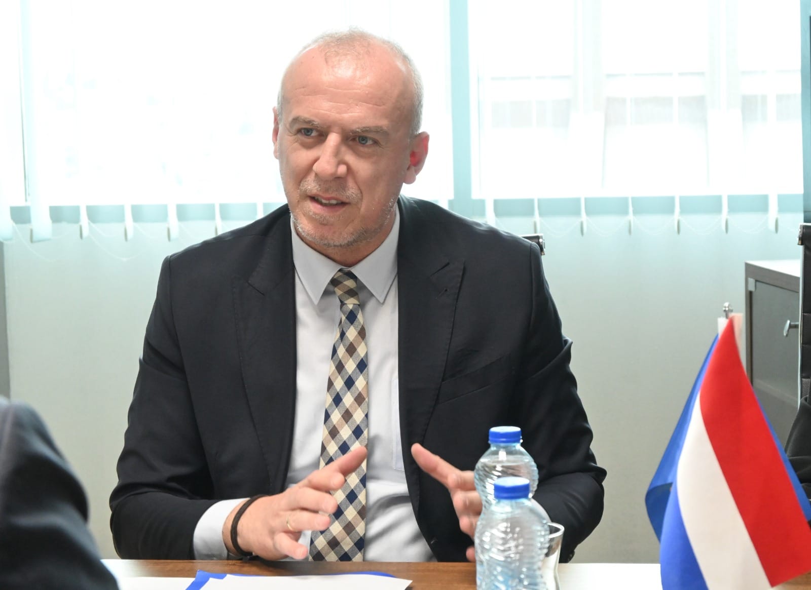 Zëvendësministri Qorrolli pret në takim diplomatin holandez, Bart de Bruijn
