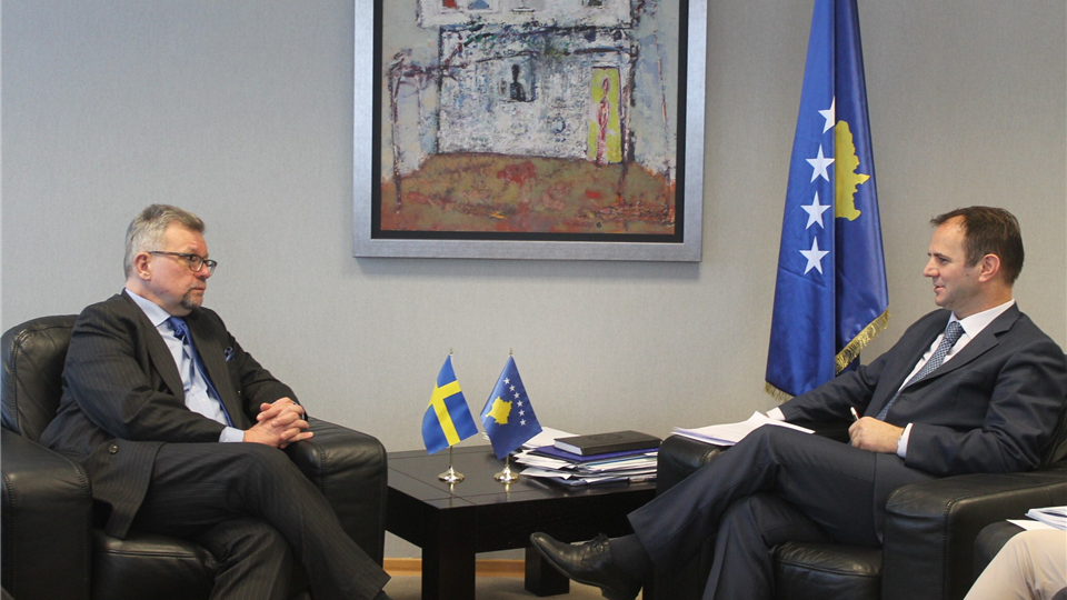 Ministri Kuçi priti në takim ambasadorin suedez, Mats Staffansson