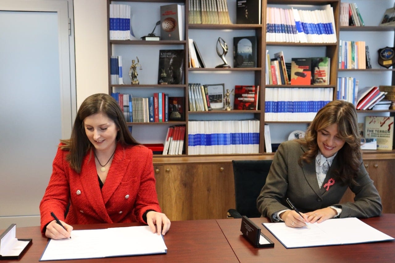 Ministrja e Drejtësisë Albulena Haxhiu dhe Drejtoresha Ekzekutive e KOMF Donjeta Kelmendi nënshkruan sot Marrëveshjen e Bashkëpunimit me qëllim të kontributit të përbashkët për interesin më të mirë të fëmijëve dhe të miturve në Kosovë.