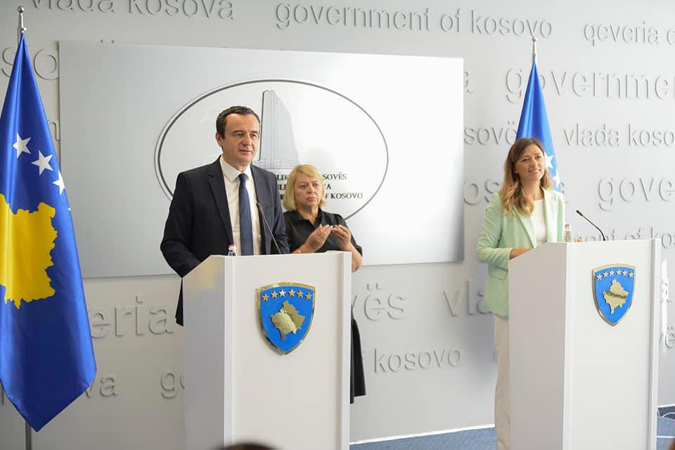 Kryeministri Albin Kurti dhe Ministrja e Drejtësisë, Albulena Haxhiu, dorëzuan dosjen e dokumenteve për vettingun, Kryetarit të Kuvendit të Republikës së Kosovës, Glauk Konjufca.