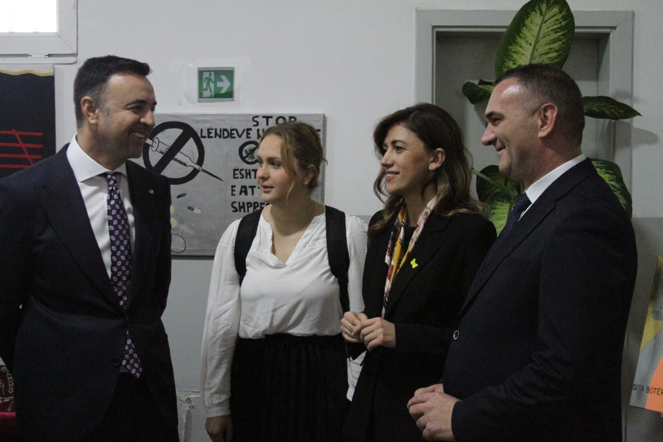 Ministrja Haxhiu viziton Qendrën Korrektuese për Femra në Lipjan, diplomojnë pesë gra në punime artizanale