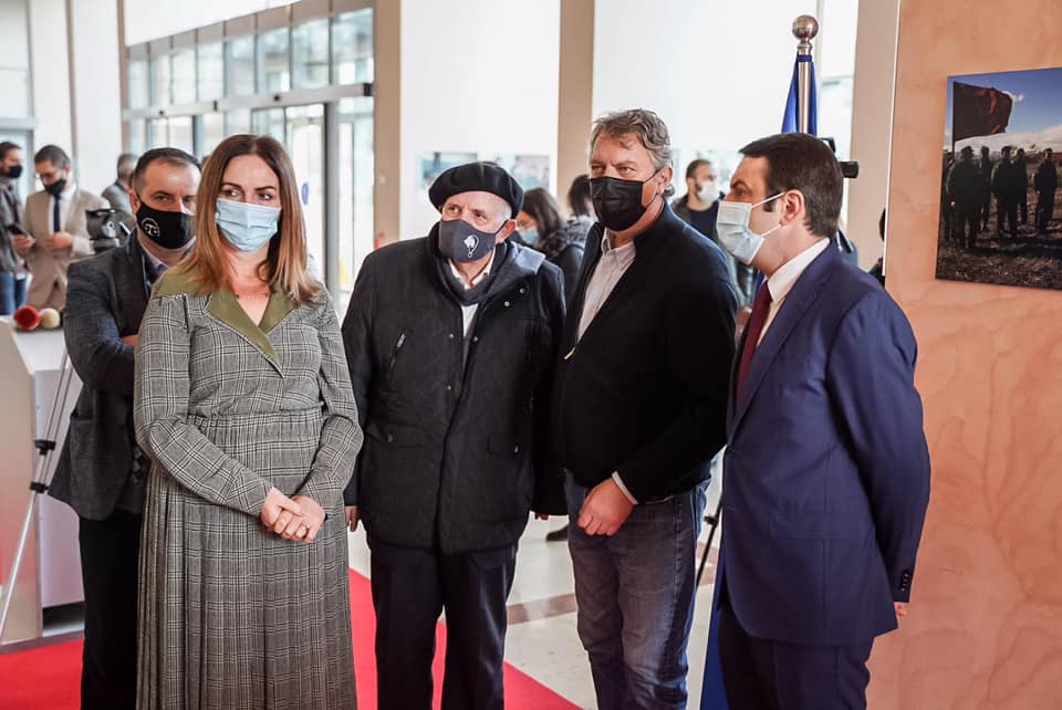 Hapet ekspozita për dokumentimin e krimeve të luftës në Kosovë, ministri Selimi: E vërteta e Kosovës duhet t’i bëjë jehonë në botë të drejtës sonë