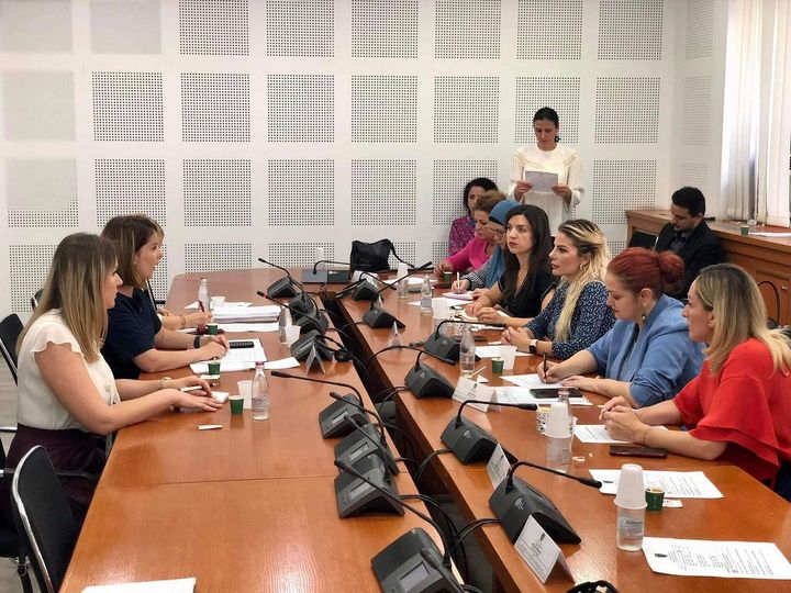 Zëvendësministrja / Koordinatorja Kombëtare kundër dhunës në familje, Nita Shala, raporton para deputetëve të Republikës së Kosovës anëtare të Komisionit Parlamentar lidhur me dhunën në familje.