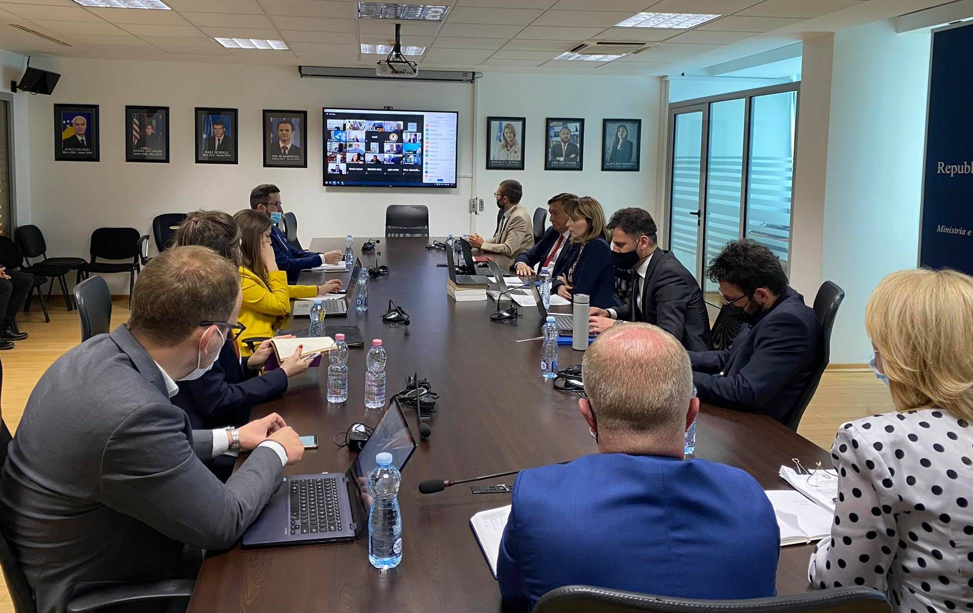 Ministria e Drejtësisë organizoi diskutim me qëllim të informimit të publik lidhur me procesin e vettingut në sistemin e drejtësisë.