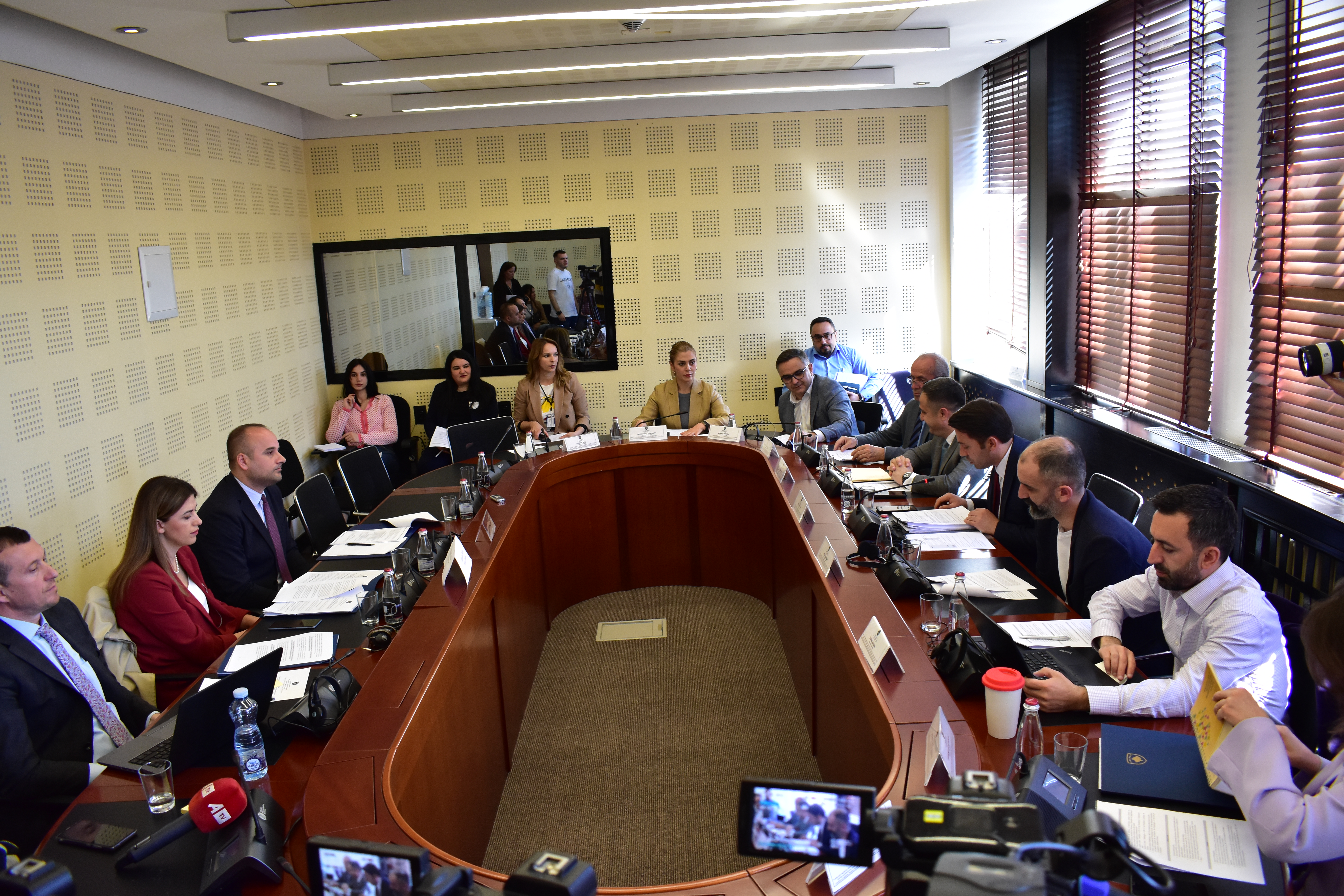 Komisioni për Legjislacion miratoi Projektligjin ratifikimin e Marrëveshjes ndërmjet Qeverisё sё Republikës së Kosovës dhe Këshillit tё Ministrave tё Republikës së Shqipërisë për ndihmë të ndërsjellë juridike në çështjet civile dhe tregtare