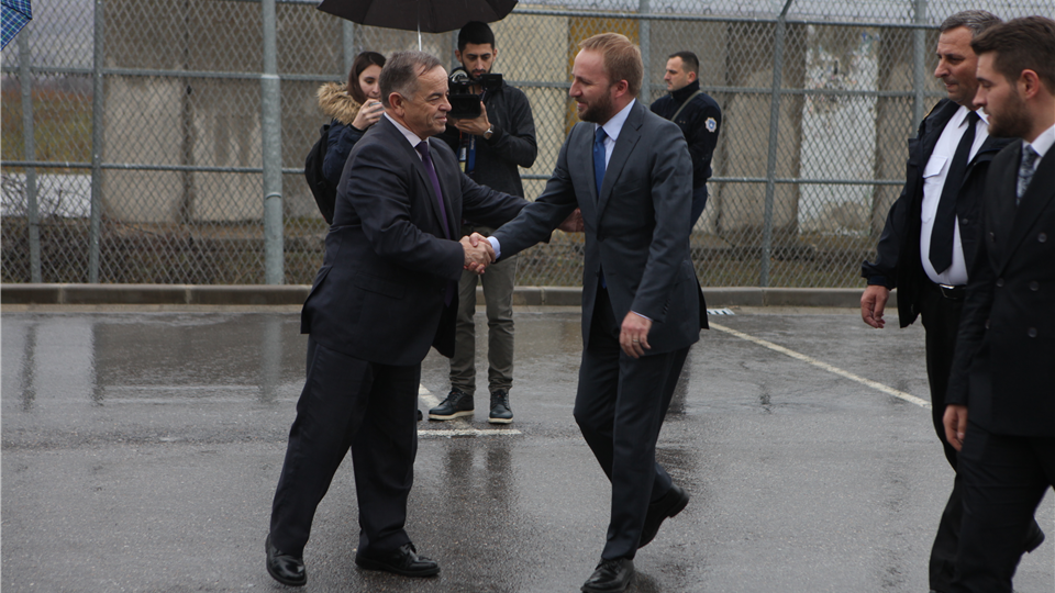 Ministri Tahiri i përkushtuar për rritjen e sigurisë në burgje