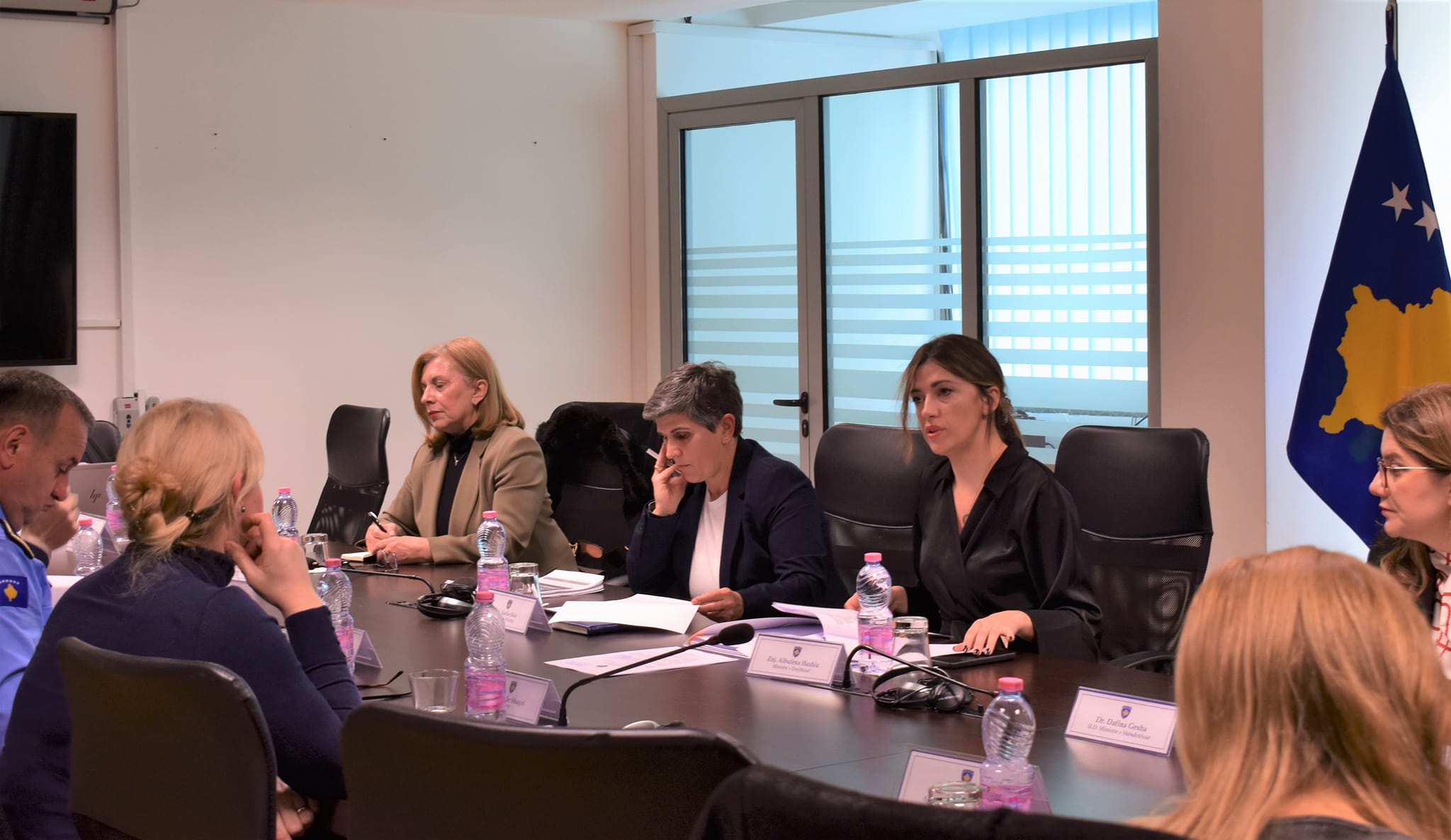 Ministrja Haxhiu mblodhi grupin koordinues Ndër-ministror, kundër dhunës në familje