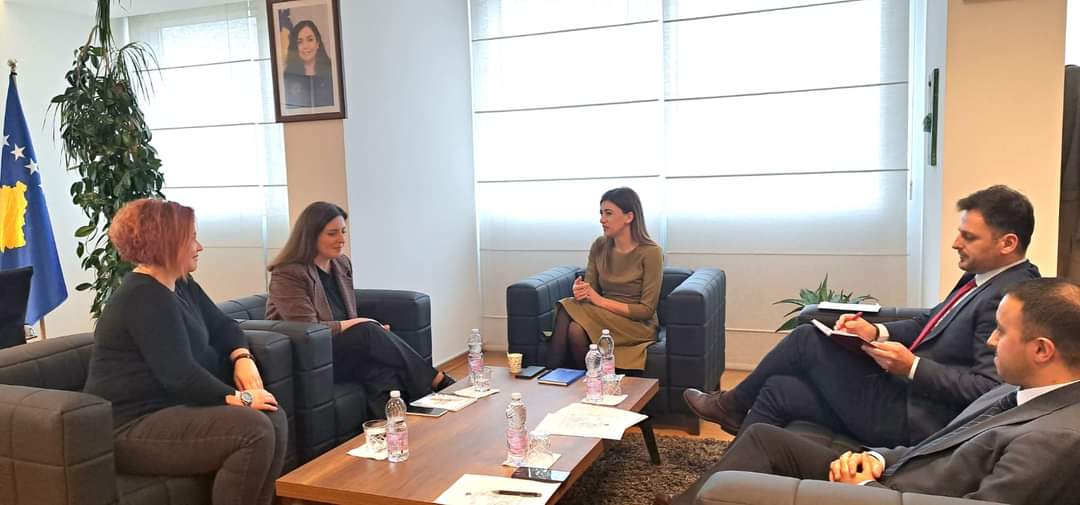 Ministrja e Drejtësisë, Albulena Haxhiu, sot priti në takim Drejtoreshën e Koalicionit KOMF, Donjeta Kelmendi