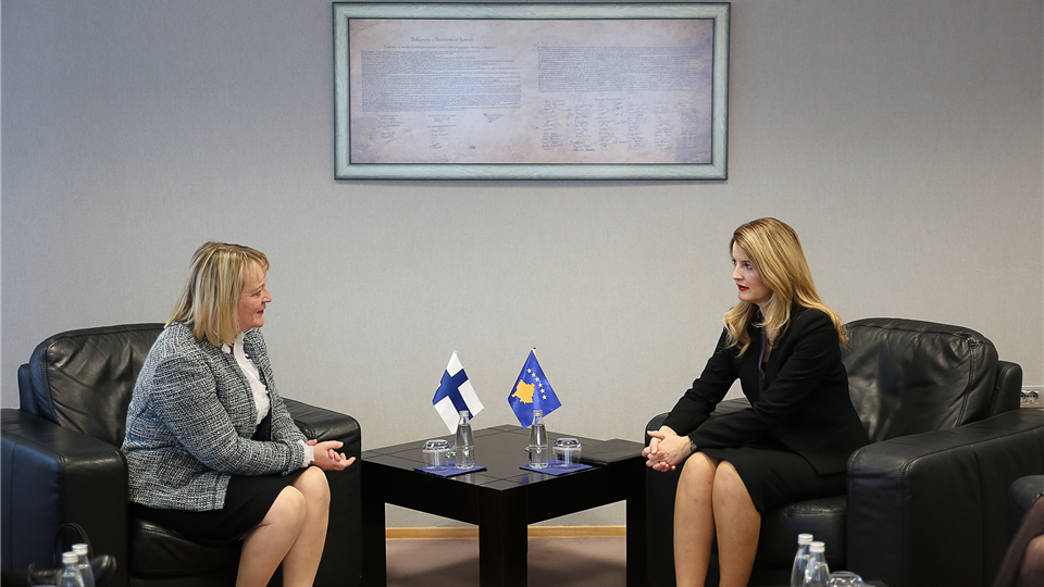 Ministrja Hoxha takoi ambasadoren e Finlandës, Znj. Huhtamaki
