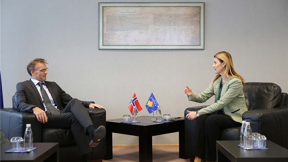 Ministrja Dhurata Hoxha, takoi ambasadorin e Norvegjisë, Per Strand Sjaastand