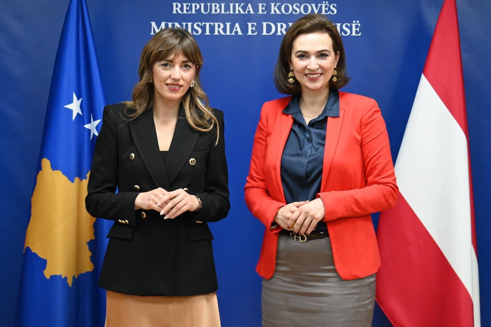 Ministrja Haxhiu priti në takim zyrtar homologen nga Republika Federale e Austrisë, ministren Alma Zadić