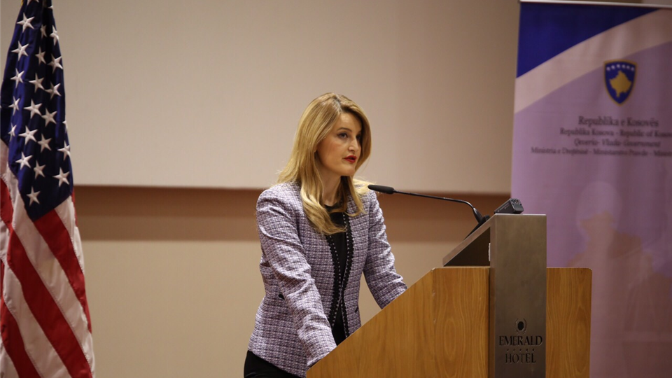Ministrja Dhurata Hoxha: Mos hiq dorë nga e drejta jote për trashëgimi dhe e drejta e pronës!