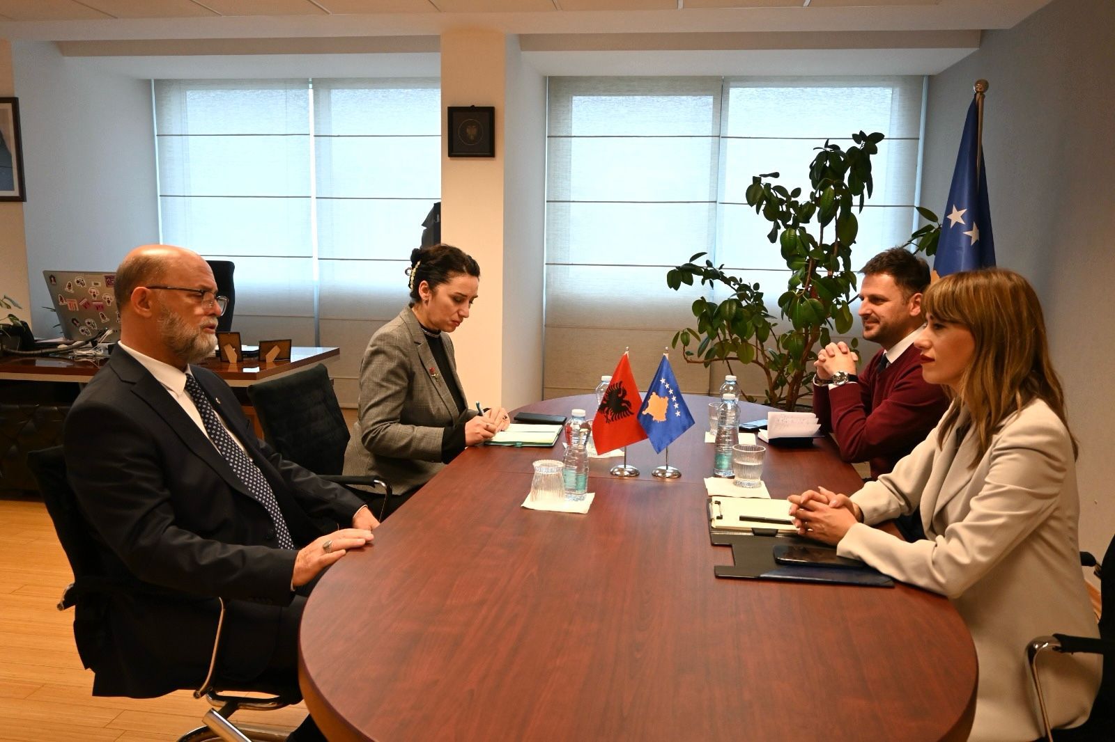 Ministrja Haxhiu priti në takim ambasadorin e ri të Shqipërisë, Petrit Malaj