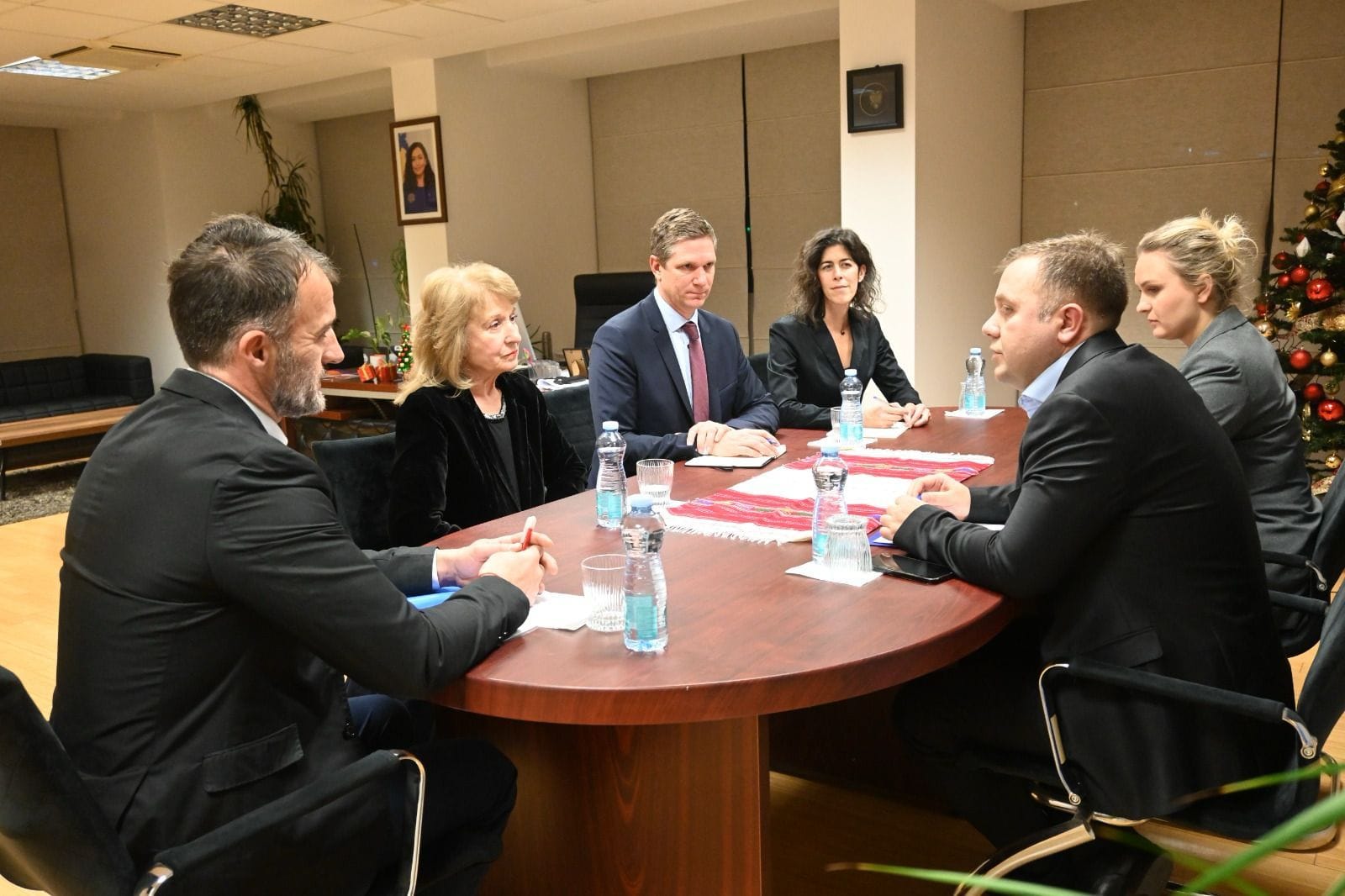 Zëvendësministri Sallahu priti sot në takim Kryetaren e Dhomave të Specializuara, znj. Ekaterina Trendafilova
