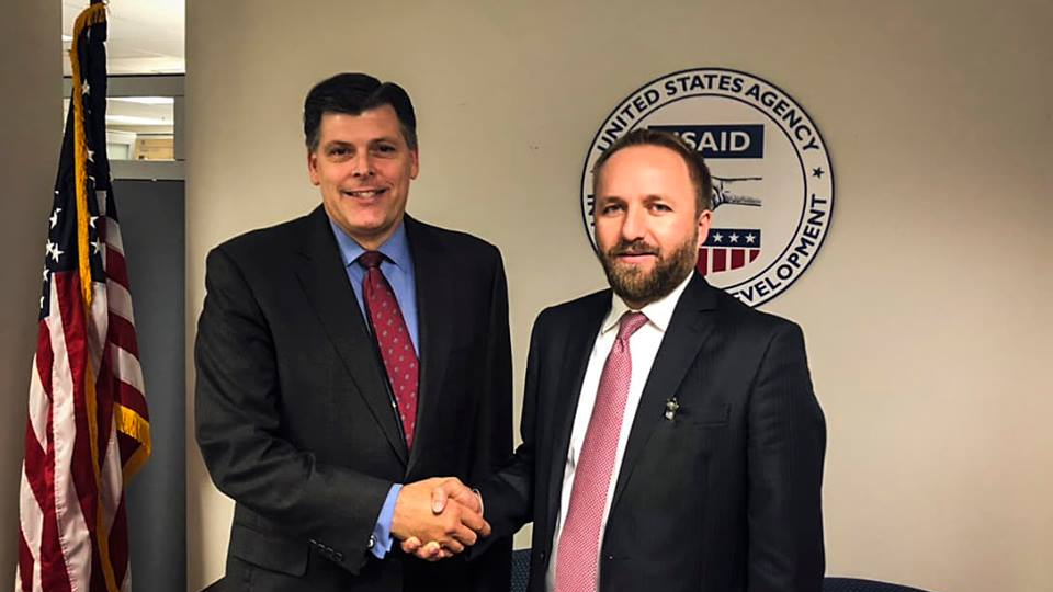 Ministri Tahiri takoi drejtorin e USAID-it për Evropë