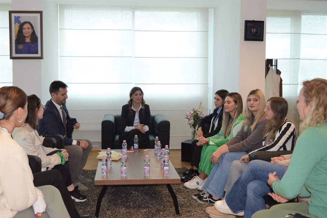 Sot filluan praktikën me pagesë 10 praktikantë të rinj