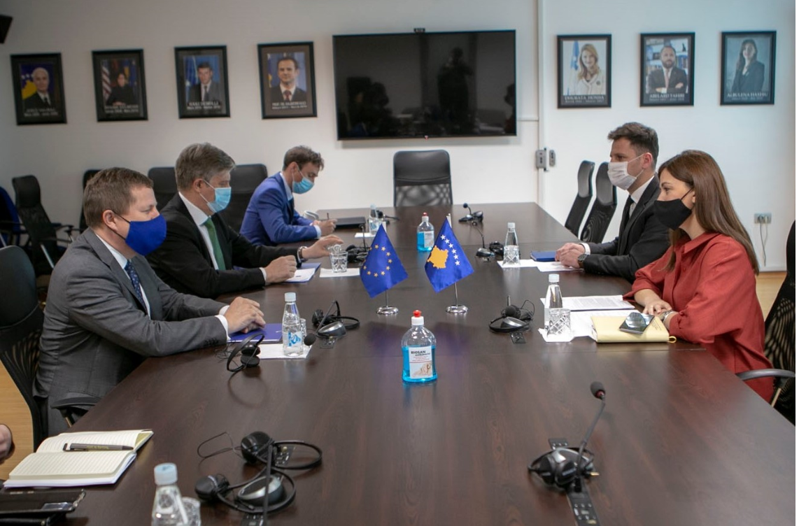 Ministrja e Drejtësisë, Albulena Haxhiu, priti në takim Shefin e Zyres së Bashkimit Evropian në Kosovë dhe Shefin e EULEX-it