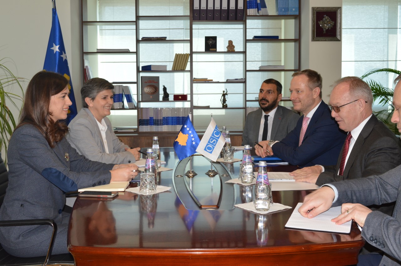 Ministrja Haxhiu takohet me Ambasadorin Jan Braathu, diskutojnë për sundimin e ligjit
