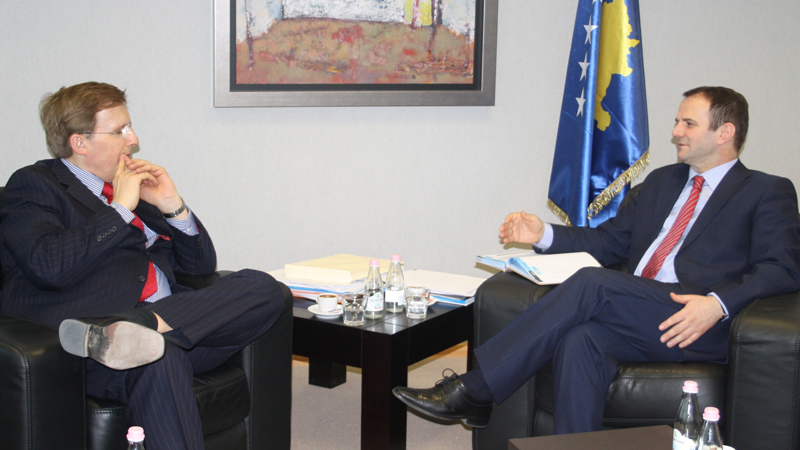 Zëvendëskryeministri Kuçi u takua me Sekretarin e Përgjithshëm për Europë të FPU-së, Mark Brann