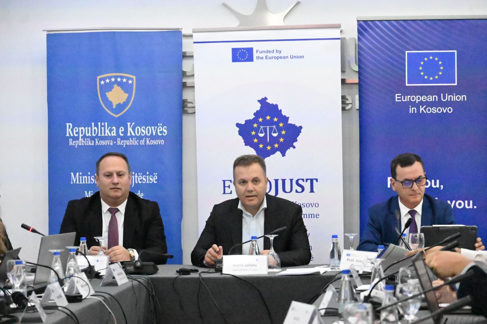 Mbahet tryeza për Projektligjin për Gjykatën Administrative