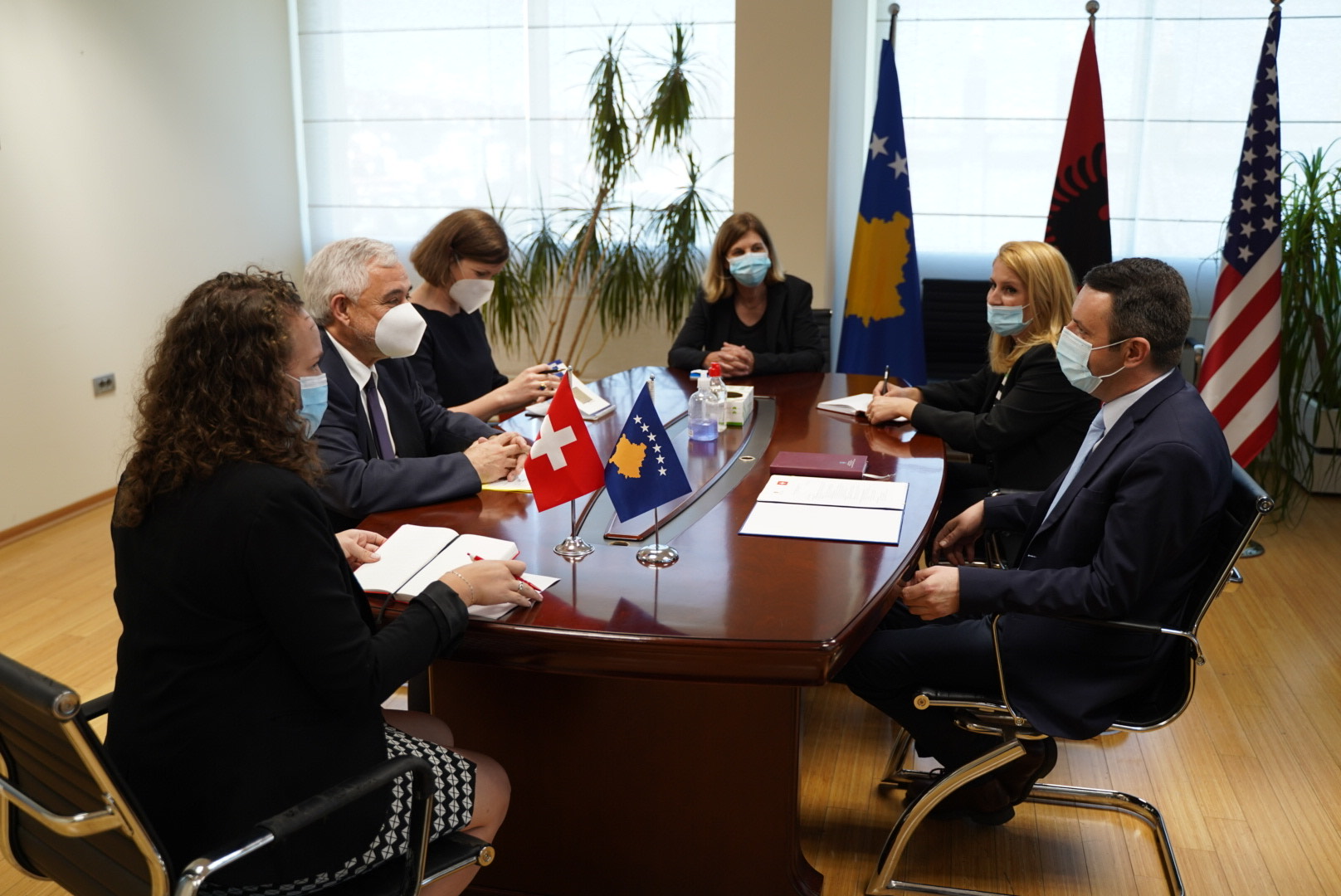 Ministri Selimi priti në takim lamtumirës ambasadorin e Zvicrës, Jean Hubert Lebet