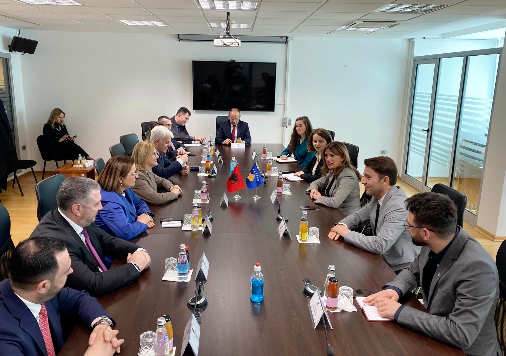 Ministrja Haxhiu priti në takim delegacionin nga Komisioni për Çështjet Ligjore nga Kuvendi i Republikës së Shqipërisë