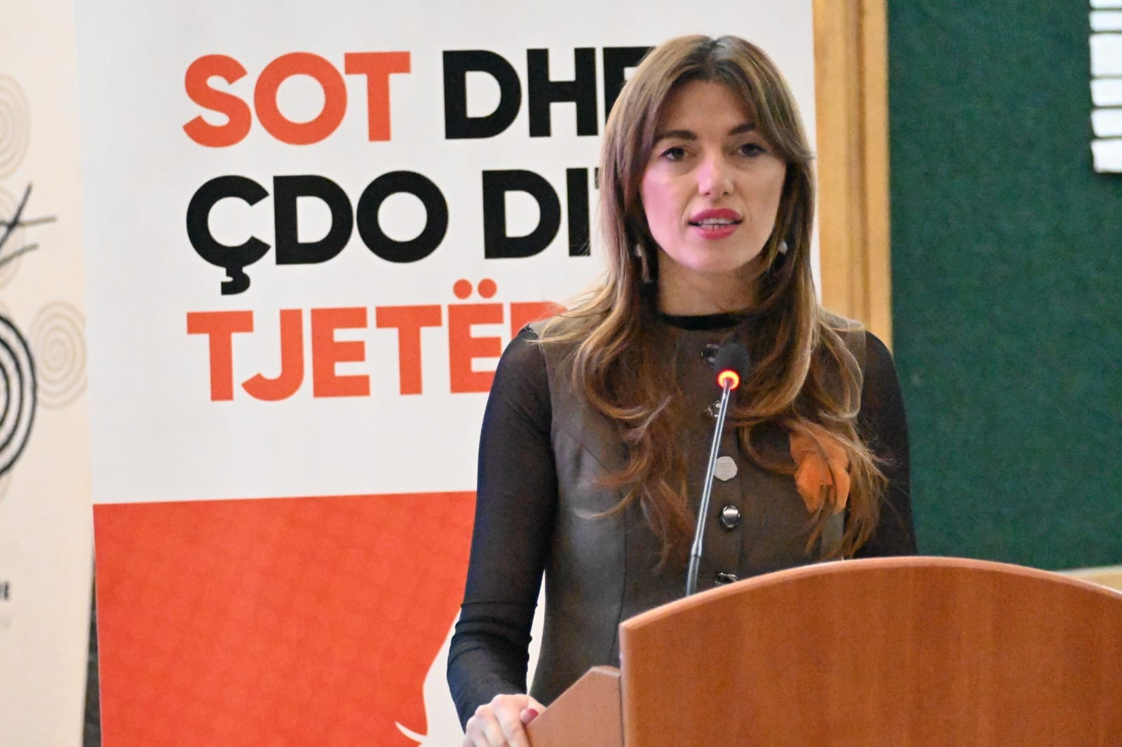 Ministria e Drejtësisë organizoi një Mbrëmje Poetike në kuadër të “16 Ditëve të Aktivizmit Kundër Dhunës me Bazë Gjinore”, një ngjarje që ndërthuri fuqinë e artit dhe solidaritetin për të adresuar një kauzë madhore.