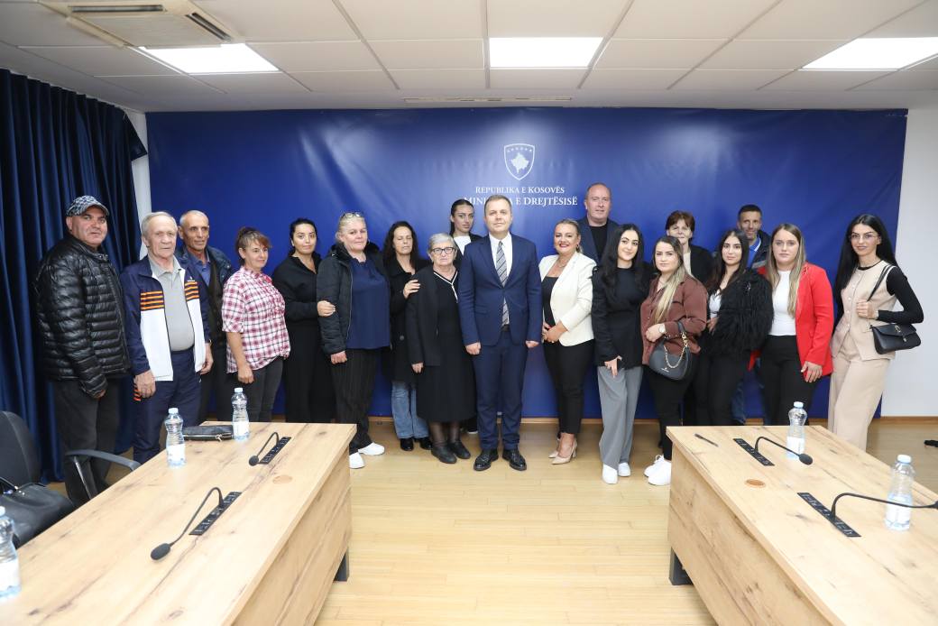 U.D. Ministri i Drejtësisë, Blerim Sallahu, ka pritur sot një grup qytetarësh përfitues të shërbimeve nga Agjencia për Ndihmë Juridike Falas