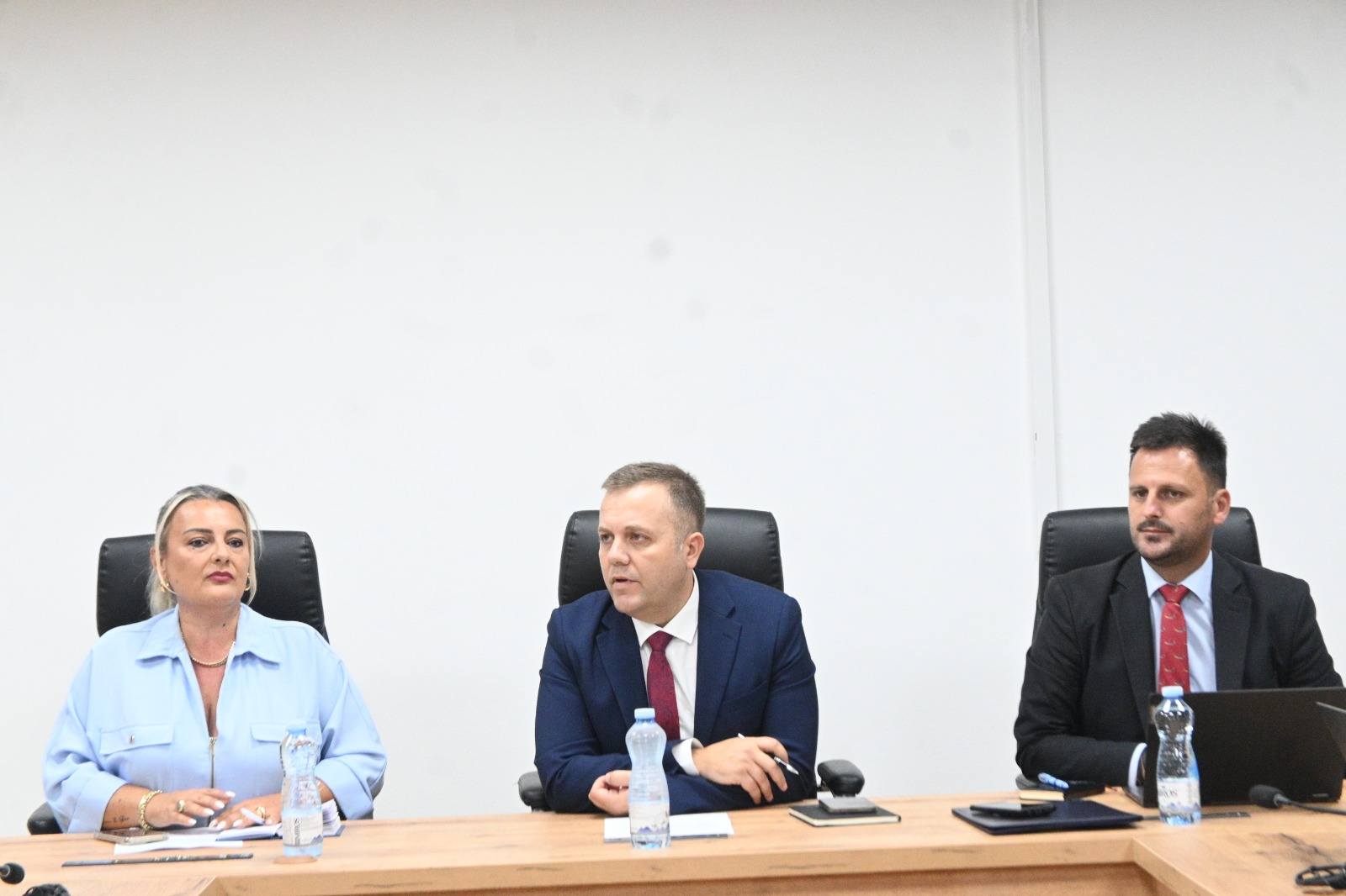 U.D. i ministrit z. Sallahu takohet me drejtorët dhe udhëheqësit e njësive në Ministrinë e Drejtësisë