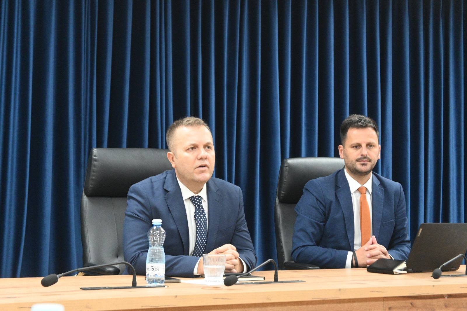 Ushtruesi i Detyrës së Ministrit të Drejtësisë, z. Blerim Sallahu, zhvilloi sot një takim pune me drejtorët e agjencive të Ministrisë së Drejtësisë.