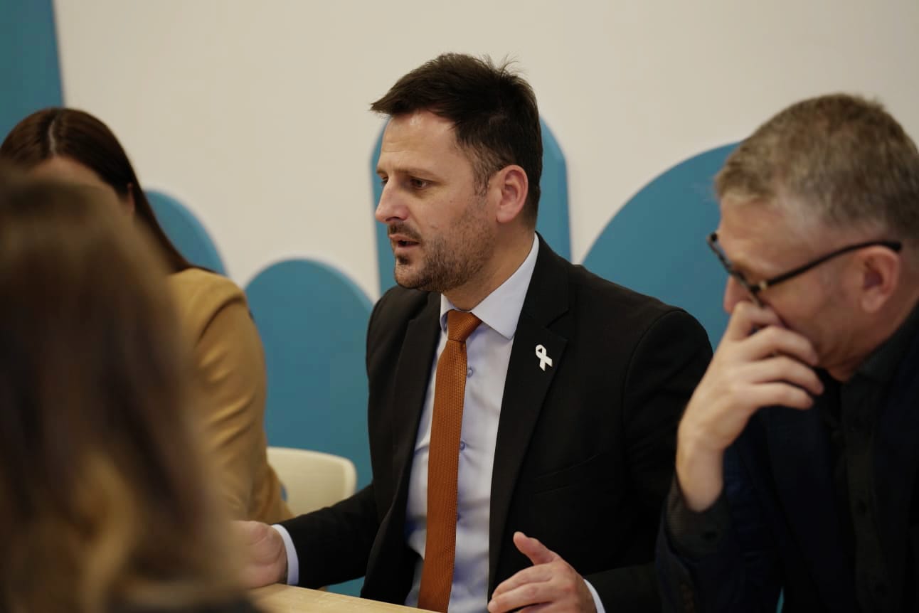 Ministry of Justice reaffirms the focus on social and family services during visit to Down Syndrome Kosova