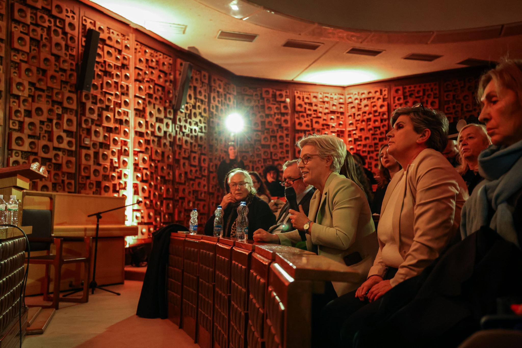 Ministrja Gërvalla: Përkushtimi për drejtësi për të mbijetuarat dhe të mbijetuarit e dhunës seksuale do t’i vë kriminelët serbë para përgjegjësisë