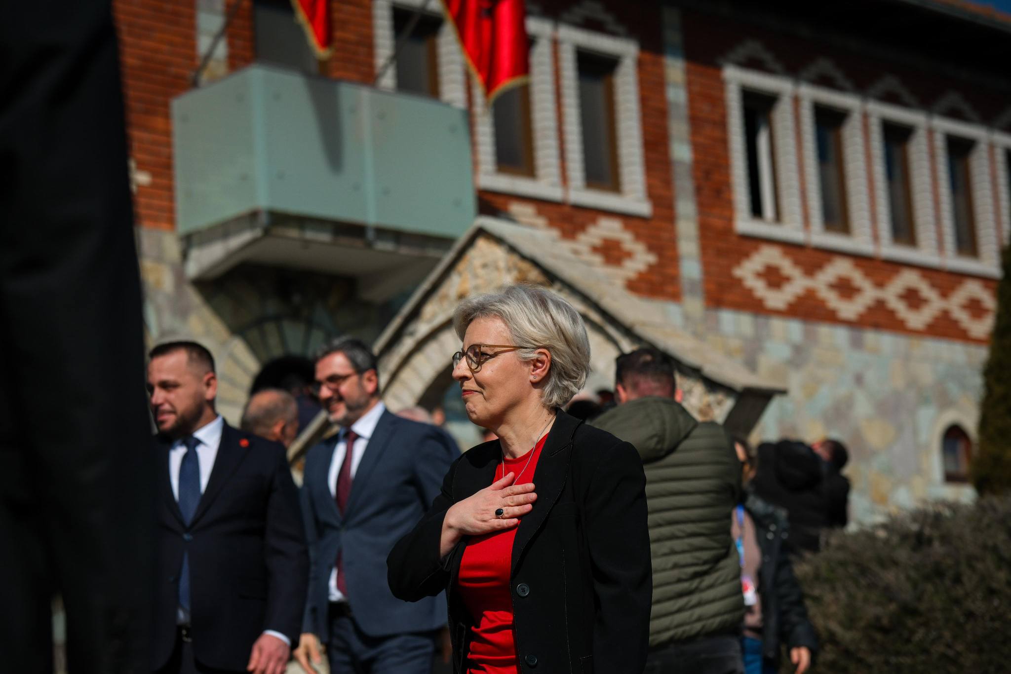 Ministrja Gërvalla nga homazhet në Kompleksin Memorial “Adem Jashari”: Prekazi mbetet përherë altari i lirisë së Kosovës
