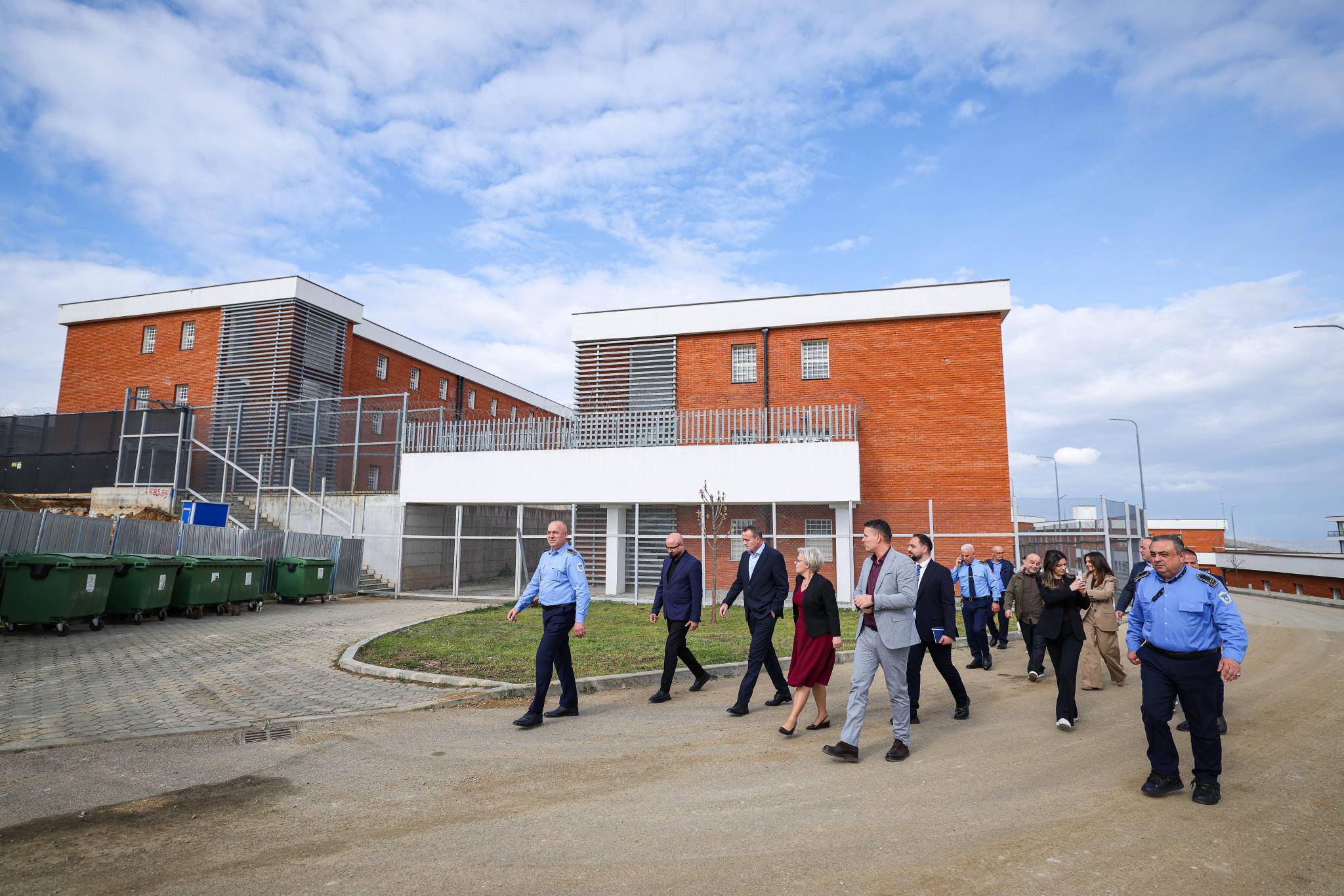 Ministrja Gërvalla vizitoi Qendrën e Paraburgimit në Gjilan