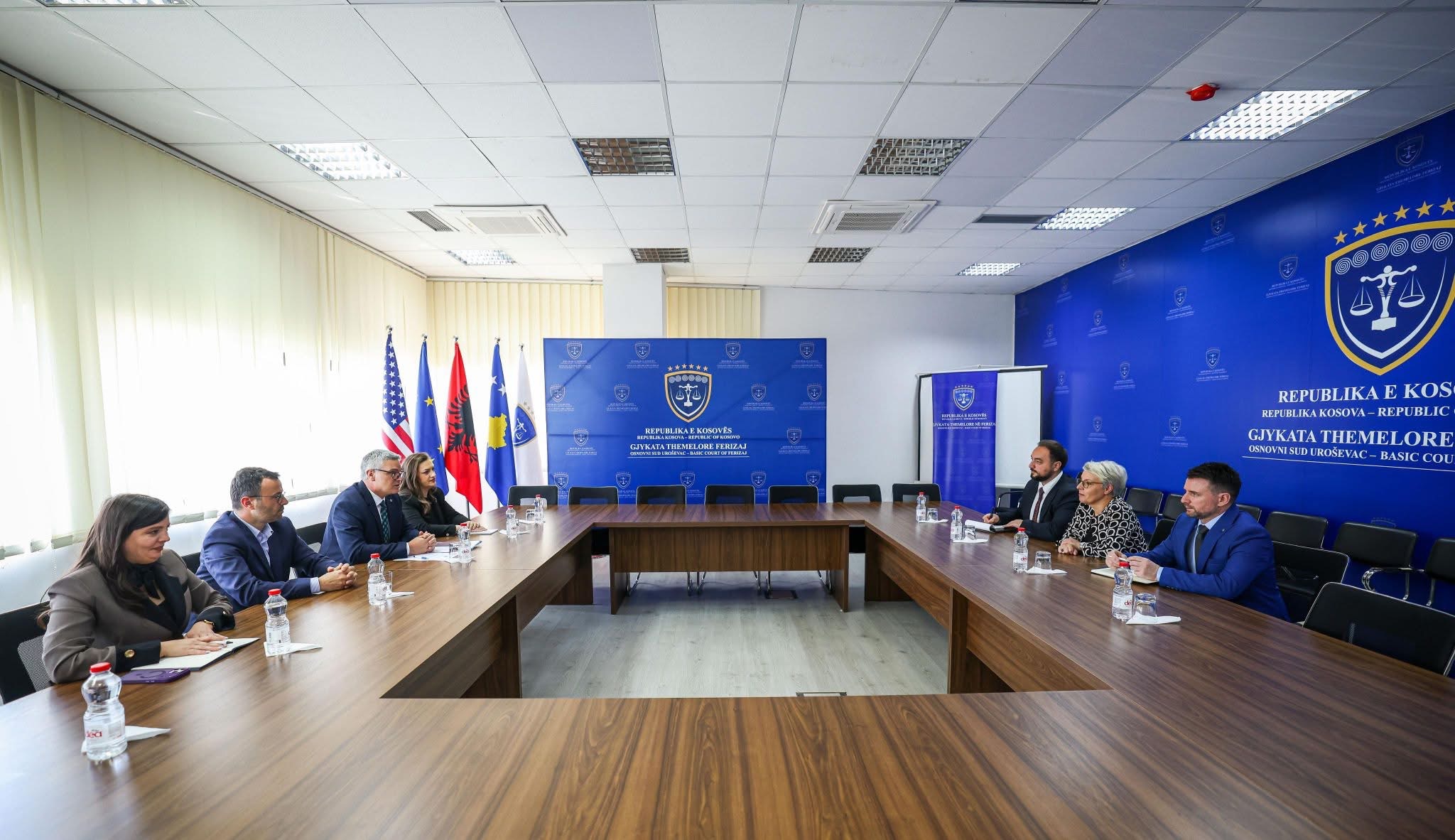 Ministrja Gërvalla vizitoi Gjykatën Themelore në Ferizaj: Besueshmëria në drejtësi matet me trajtimin e lëndëve