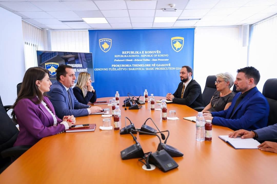 Ministrja Gërvalla vizitoi Prokurorinë Themelore në Gjakovë: Sundimi i ligjit është shtylla që e mban shtetin në këmbë