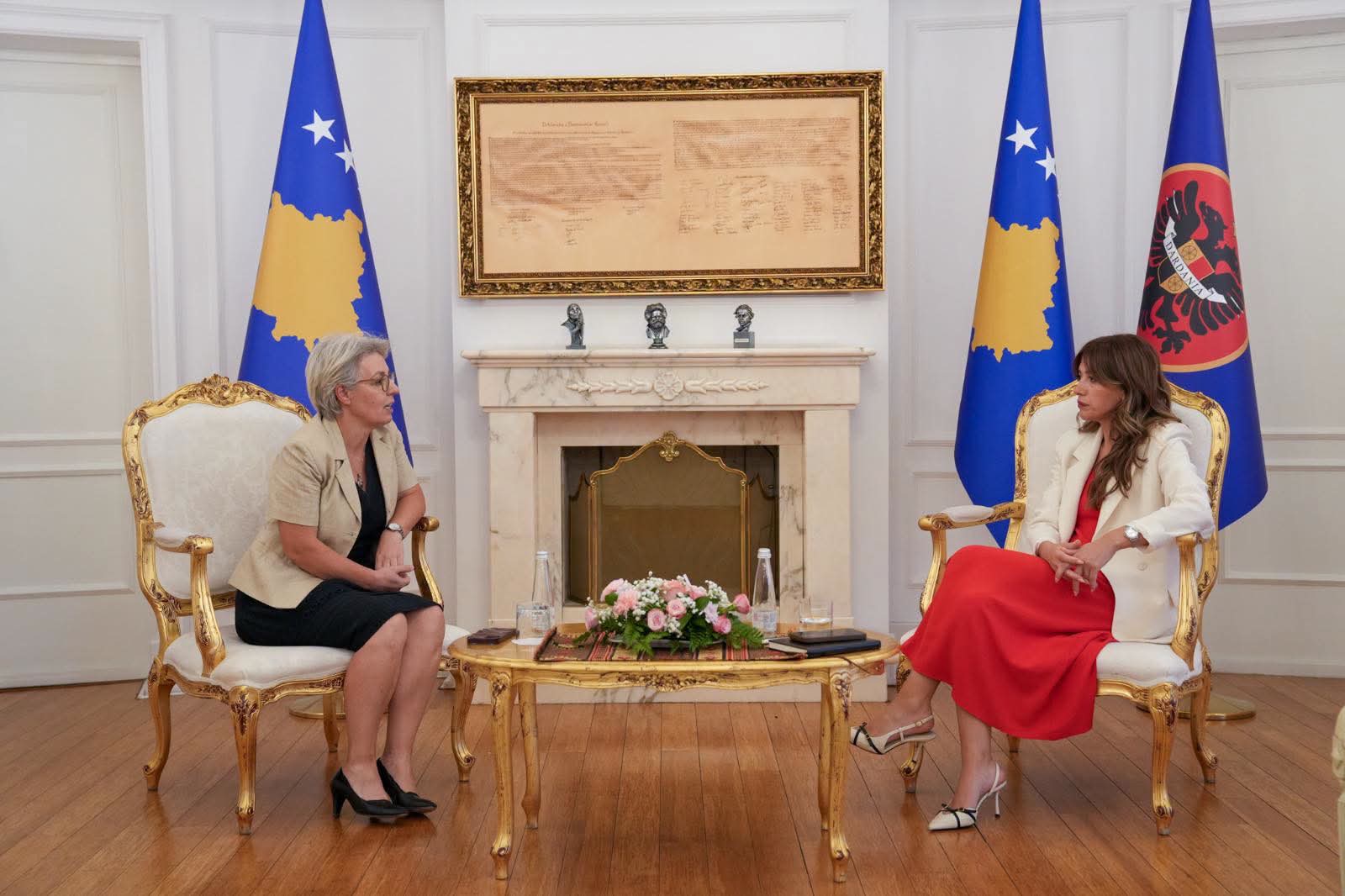 Nacionalna Koordinatorka za Zaštitu od Nasilja u Porodici, Nasilja nad Ženama i Rodno Zasnovanog Nasilja, Ministarka Gërvalla, održala je sastanak sa V.D. Predsednice Republike Kosovo, gđom Albulenom Haxhiu