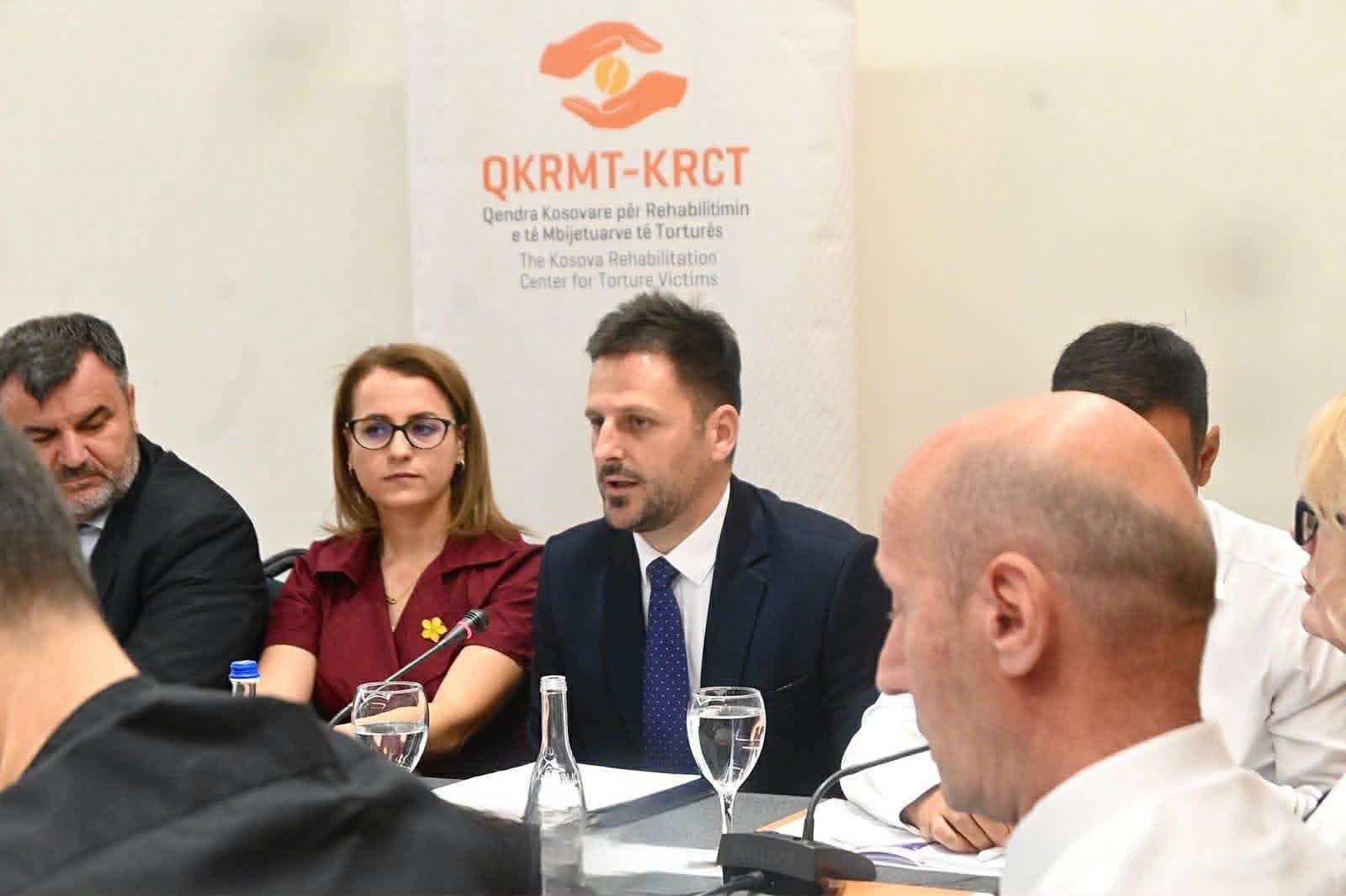 Zëvendësministri Nimoni mori pjesë në tryezën e diskutimit “Parandalimi i torturës përmes mbrojtjes së shëndetit mendor në institucionet korrektuese”