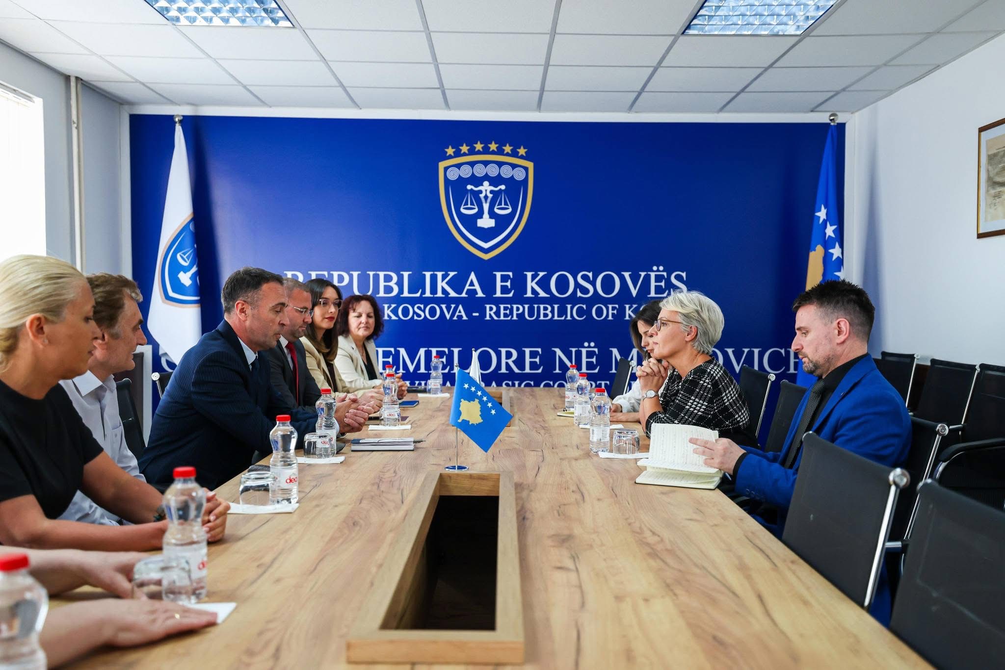 Ministrja Gërvalla vizitoi Gjykatën Themore në Mitrovicë: Nuk ka shtet të fortë pa institucione të forta të drejtësisë